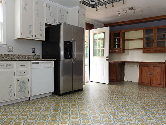 Spacious eat in kitchen