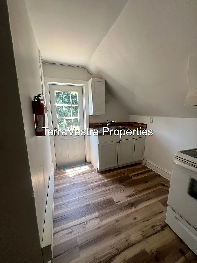 424 W Broad Street — Photo 4