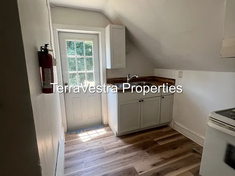 424 W Broad St — Photo 4