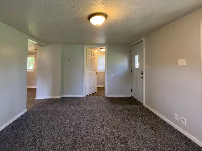 1521 & 1521 1/2 E Kirby Ave (AARC Management, LLC) — Photo 2