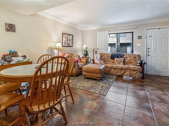 4th image of 200 Lincoln Ave