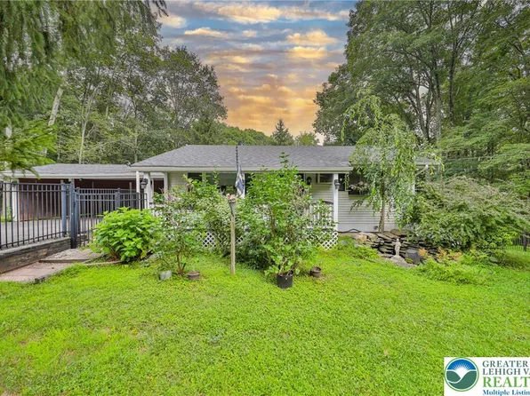 1094 Maple Lake Dr, Bushkill, PA 18324