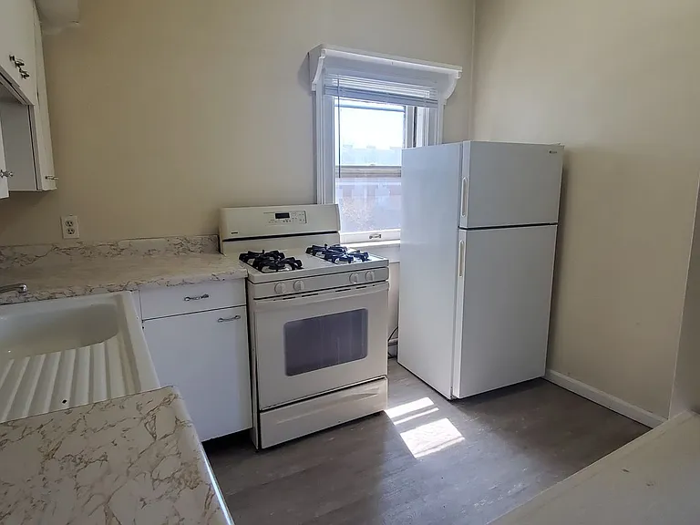 404 S Webster Ave — Photo 2