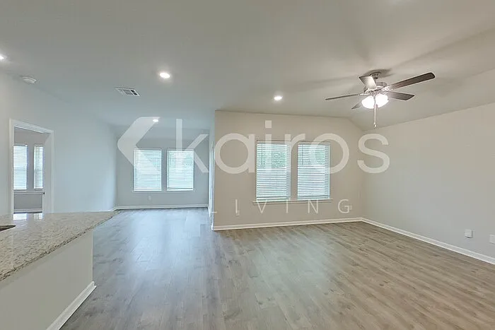 124 Yardley Ct — Photo 4