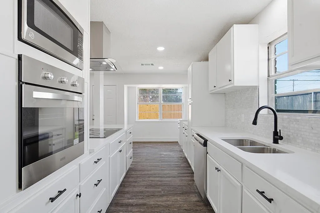 4 bed, 2.0 bath, 1700 sqft, $2,300 — Photo 2