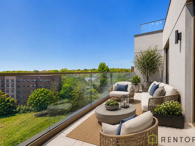 960 Franklin Ave #261 — Photo 4