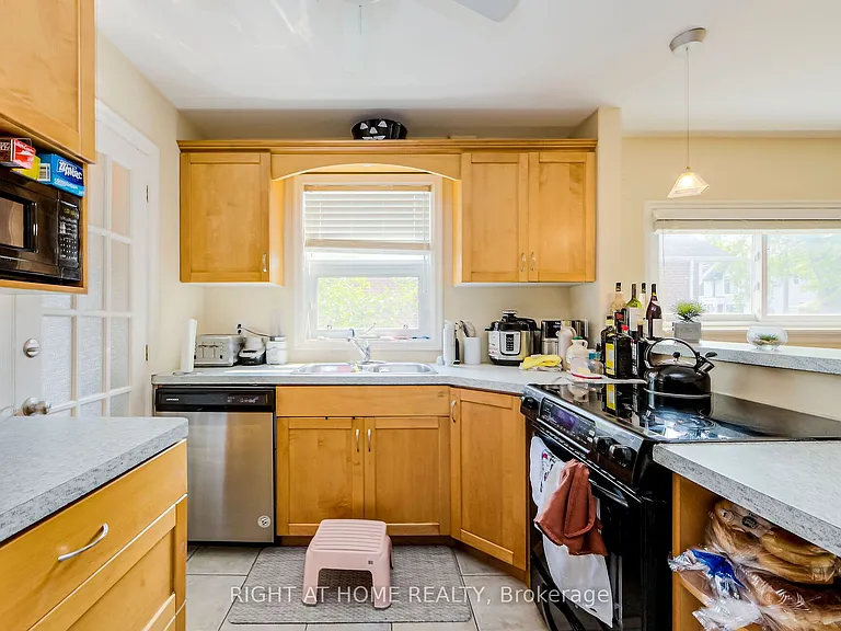 32 Florens Ave — Photo 14