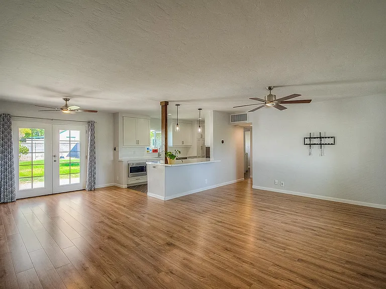 1526 W Windsor Ave — Photo 4