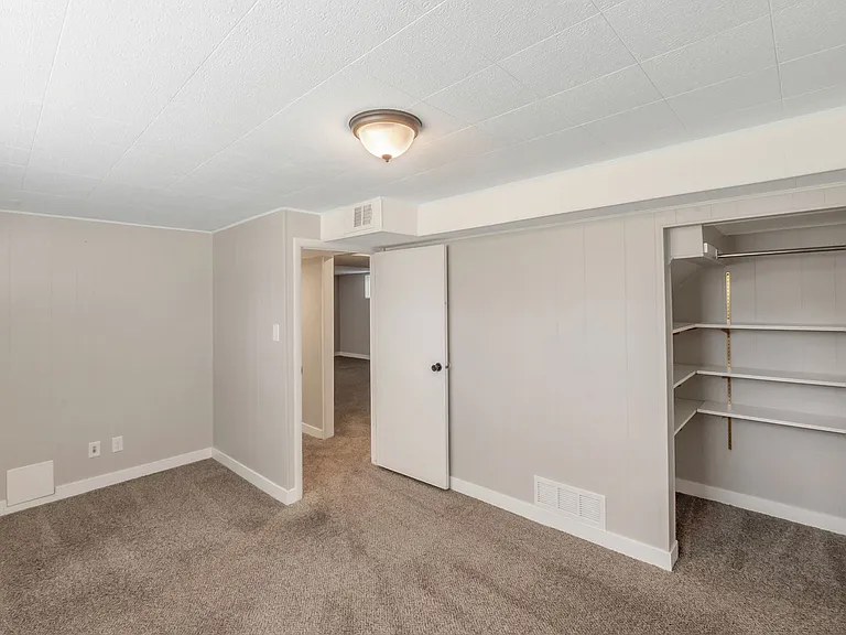 403 E Saunders St — Photo 20