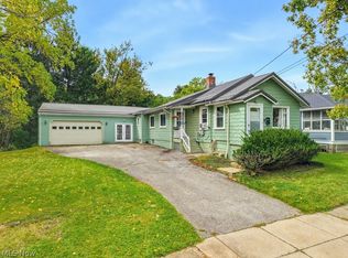 32 Oakwood Ave, Bedford, OH 44146