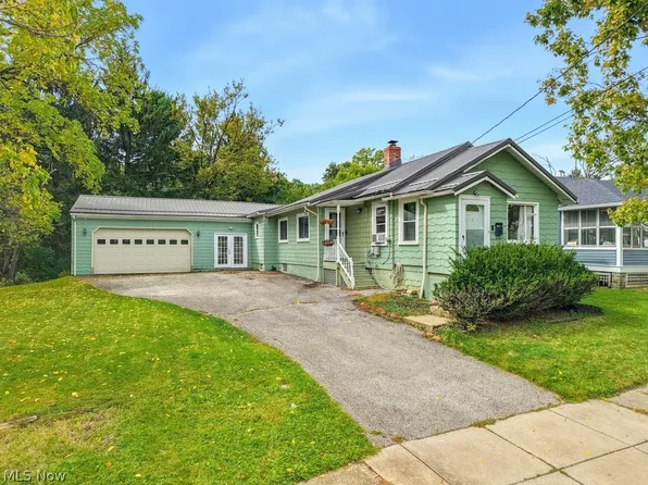 32 Oakwood Ave, Bedford, OH 44146