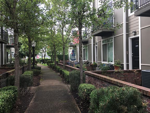 Front walkway to nearby restaurants and shopping