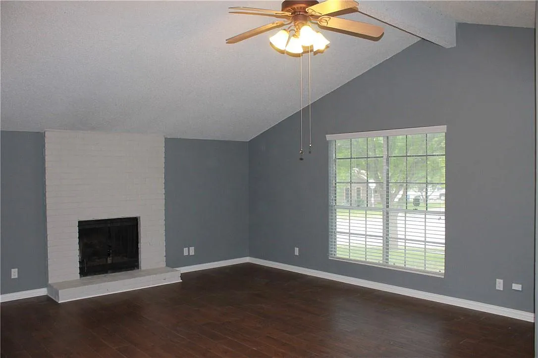 3 bed, 2.0 bath, 1367 sqft, $2,500 — Photo 3