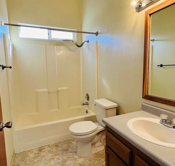 1805 Caroline Ave — Photo 10