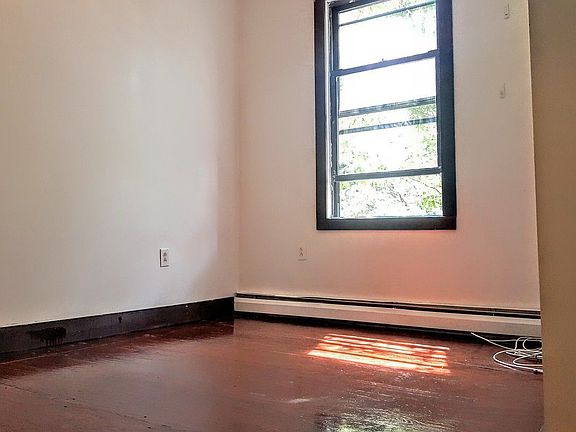 4th image of 27 Montrose Ave #1