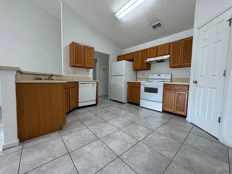 30 Rosecroft Ln #B — Photo 4