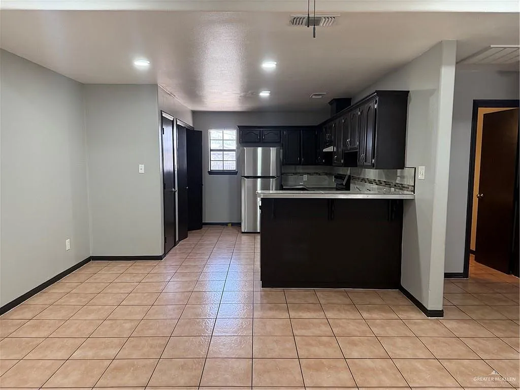 2 bed, 1.0 bath, 2463 sqft, $975 — Photo 2