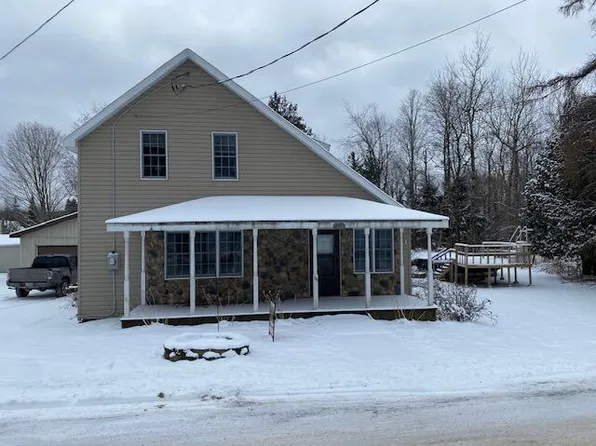 24 Pleasant St, Saint Regis Falls, NY 12980