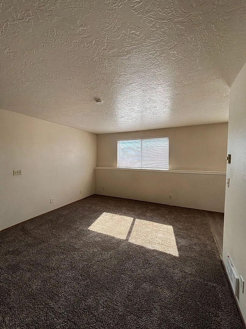 566 Chastain — Photo 2