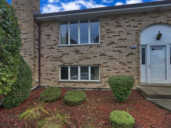 7221 154th St #2, Orland Park, IL 60462