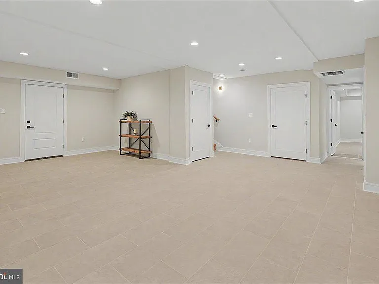 2902 Vista St NE — Photo 74