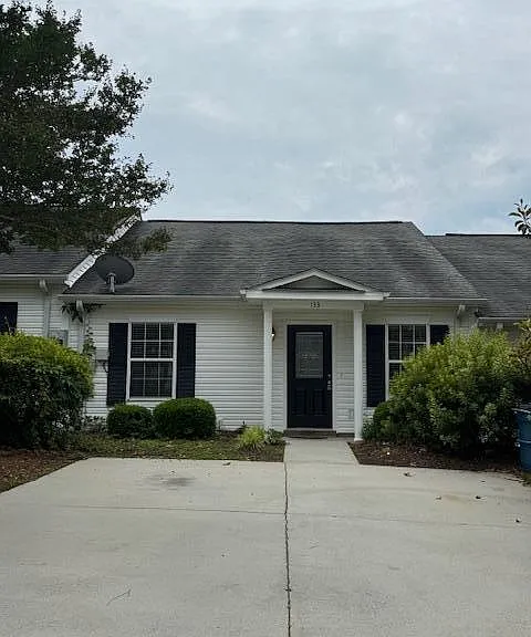 133 Hillsborough Ln — Photo 1