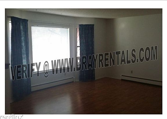 2520 Wintergreen Dr. living room