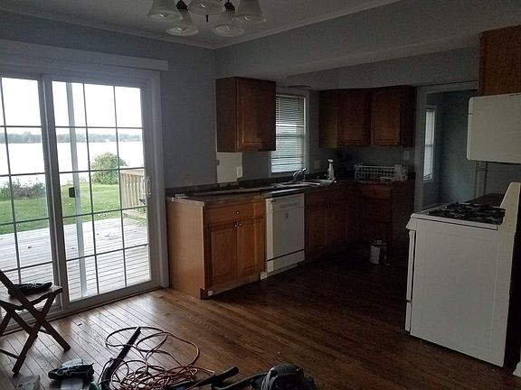 Kitchen/eating area walkout to deck
