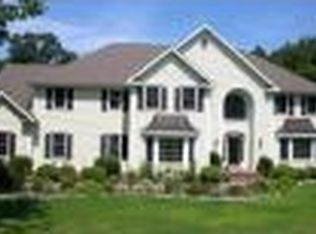 4 Arthurs Ct, Newtown, CT 06470