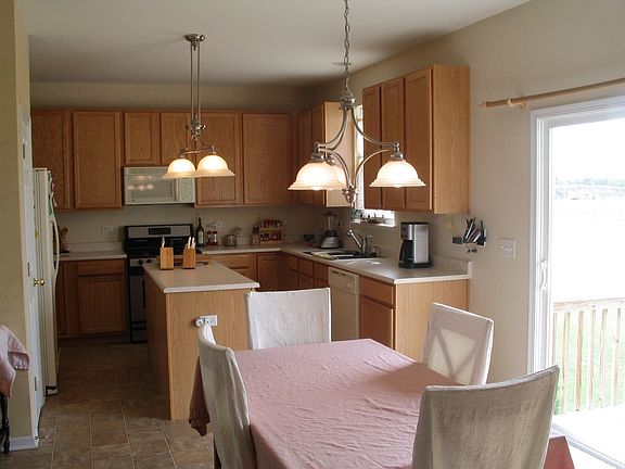 Kitchen and breakfast area