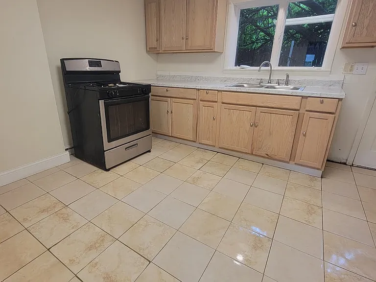 119 Eno St — Photo 16