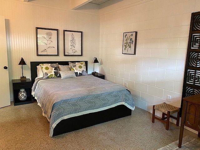 Fully furnished bedroom - queen size bed. Linens, 6 towels, 6 washcloths and 6 hand towels.