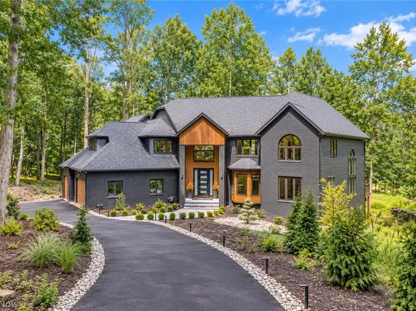 6100 Loch Lomond Ct, Solon, OH 44139