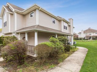 302 Willow Pond Dr, Riverhead, NY 11901