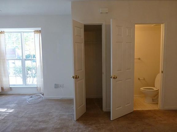 5th image of 200 Fallsgrove Blvd