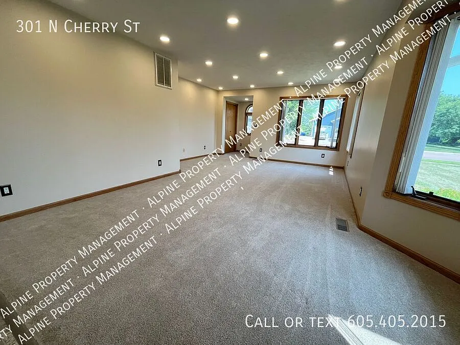 2 Bed/1 Bath Ground Floor Twinhome in Lennox! — Photo 2