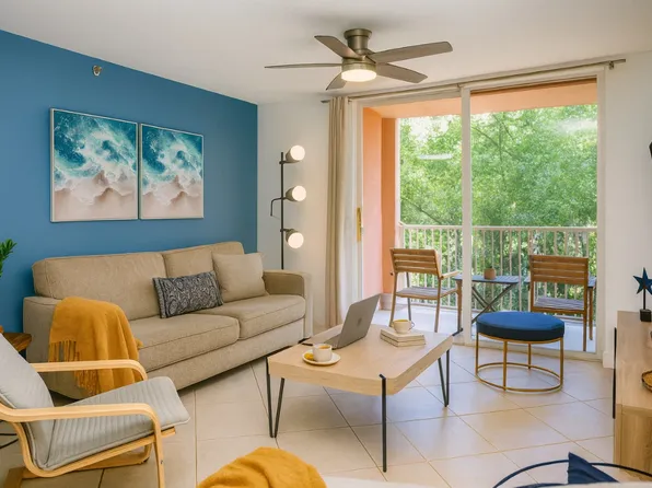 19601 E Country Club Dr APT 202, Miami, FL 33180