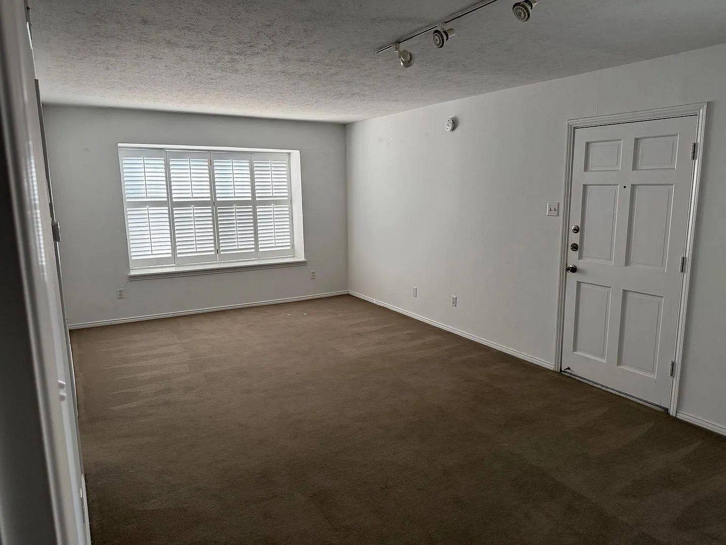 Affordable Knox Henderson Units! Flexible Lease Terms Available — Photo 4