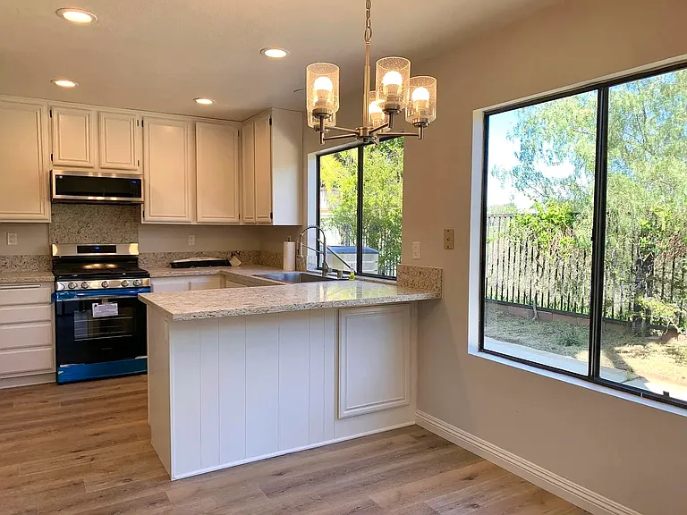 10725 Wallingford Rd — Photo 9