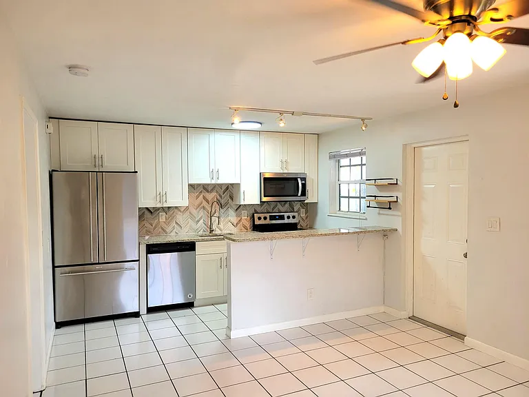 129 NW 25th St #129 — Photo 6
