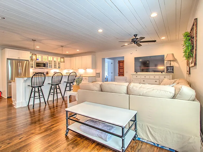 954 Fort Fisher Blvd S — Photo 8