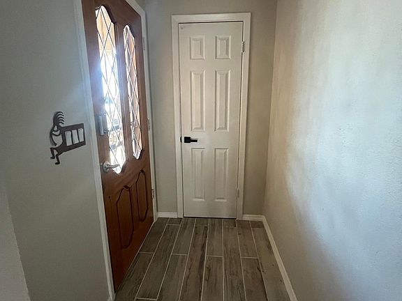 Entrance with shoe closet