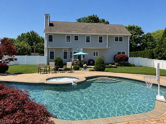 3rd image of 6 Briarheath Ln