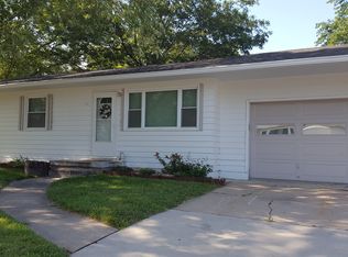 102 W West Plains Rd, Gretna, NE 68028