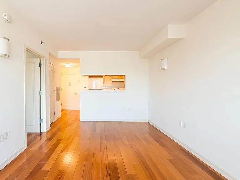 645 Gates Ave #4D — Photo 2
