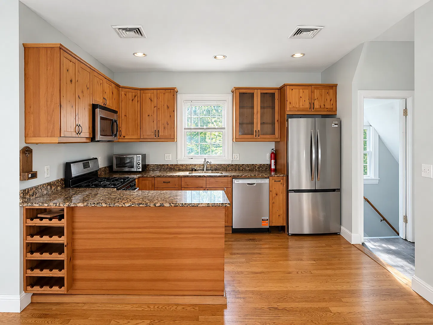 3 bed, 1100 sqft, $3,300 — Photo 3