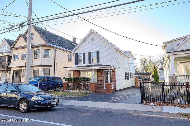 2nd image of 1068 Congress Street