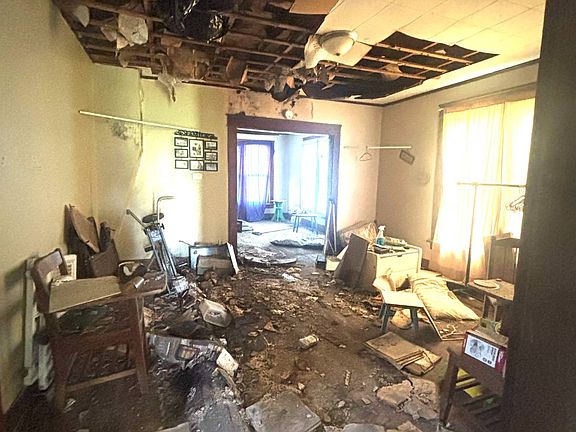5th image of 121 E Truman St