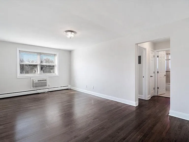 Whitehouse Apartments — Photo 3