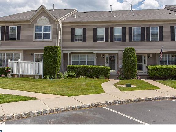 2nd image of 902 Cherry Wood Ct